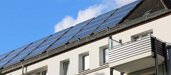 Mehrfamilienhaus mit Photovoltaik-Anlage
