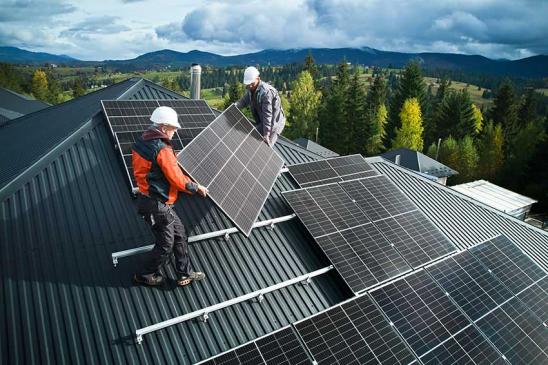 PV ready: Männer bauen PV-Anlage auf