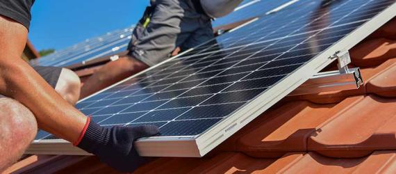 PV ready: Detailansicht eines PV-Moduls beim Einbau