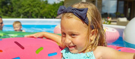 Mädchen im eigenen Pool im Garten