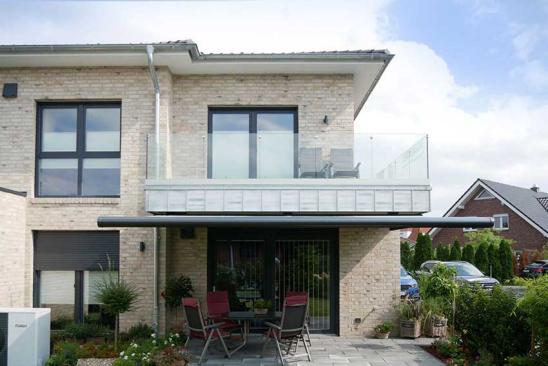 Wärmeschutz im Sommer: Markise beschattet die Terrasse eines Einfamilienhauses