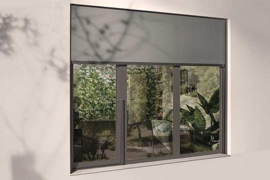 Wärmeschutz im Sommer: Außenjalousie am Fenster eines Hauses