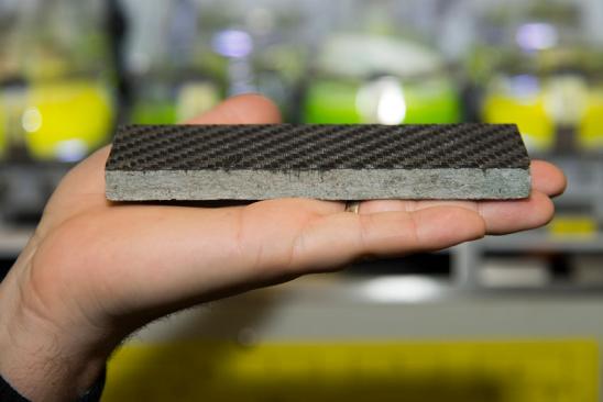 Baustoffe der Zukunft: mit Kohlefasern armierte Steinplatte