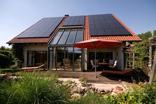 Wohnhaus mit Solarkollektoren und Wintergarten
