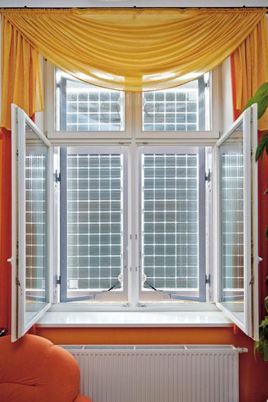 Solarer Fensterladen mit PV-Modulen
