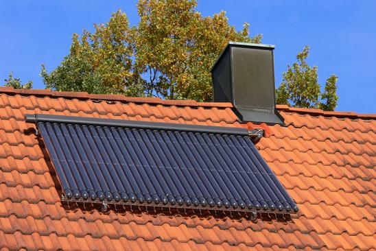 Solar-Röhrenkollektoren auf einem Hausdach.