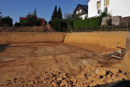 Bauantrag stellen: ausgehobene Baugrube