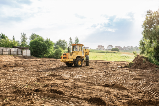 Bagger auf Grundstück