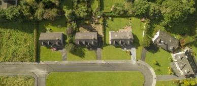 Wohnsiedlung mit einem Baugrundstück