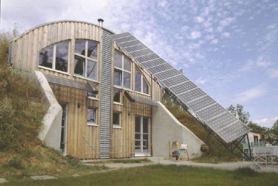 Erdhügelhaus mit Solaranlage