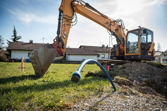 Bagger auf abgestecktem Grundstück
