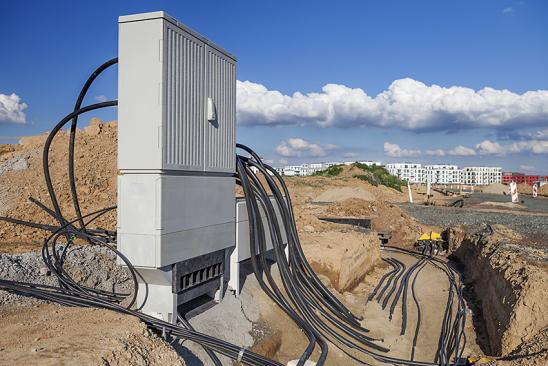 Kabel werden auf der Baustelle verlegt