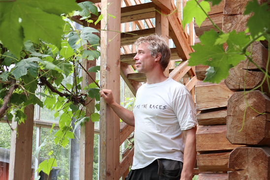 Architekt Anders Solvarm steht auf Holztreppe