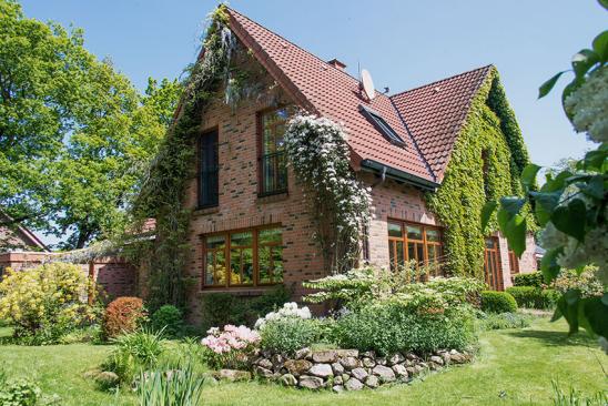 Einfamilienhaus mit Kletterpflanzen