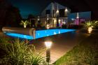 Pool bei Nacht
