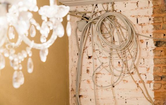 Bauernhaus renovieren - Kronleuchter und Kabel