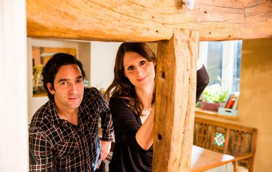 Bauernhaus renovieren - Thomas M. Held und Partnerin Annika am Fachwerkbalken