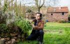 Bauernhaus renovieren - Thomas M. Held im Garten