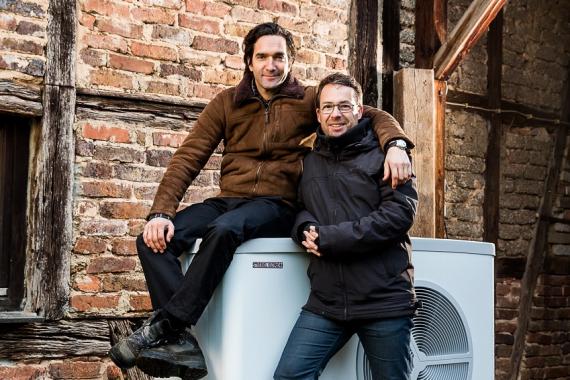 Bauernhaus renovieren - Thomas M. Held und Helfer auf der Wärmepumpe
