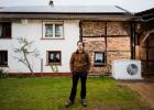Bauernhaus renovieren - Der stolze Modernisierer Thomas M. Held vor dem umgebauten Bauernhaus