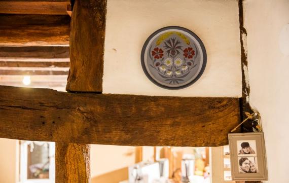 Bauernhaus renovieren - Offenes Fachwerk mit Keramikteller