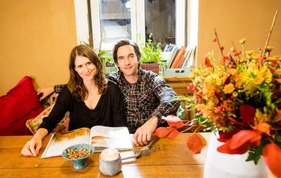 Bauernhaus renovieren - Thomas M. Held und Partnerin Annika am Esstisch