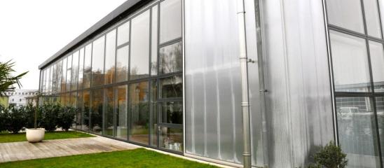 Die große Fassade aus Glas wirkt klimaregulierend und macht das Loft zudem von außen attraktiv
