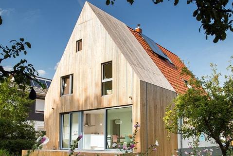 Haus mit zwei Fassaden: Holzseite