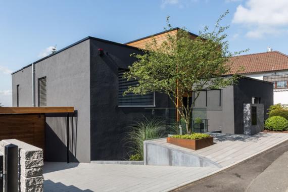 Offen, modern und innovativ: Kompromißloser Umbau eines 50 Jahre alten Altbau-Hauses: Eingangsbereich und Garagenzufahrt