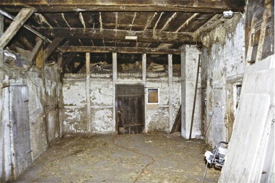 So sah der abrissreife Schweinestall vor der Restauration aus