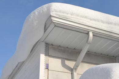 Schneelast auf dem Dach Kleiner Ausschnitt eines schneebedeckten Daches