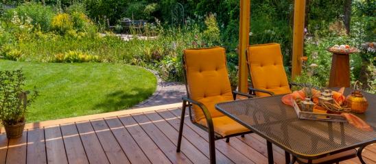 Blick von der Holzterrasse in den großen Garten
