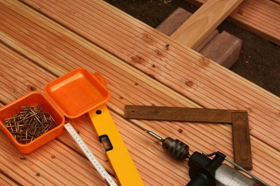 Werkzeug zum Bau einer Holzterrasse