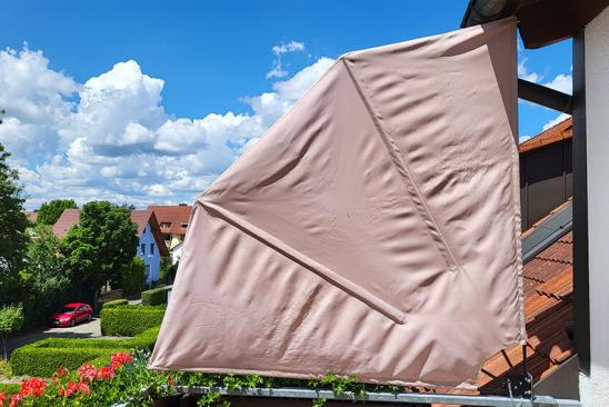 Sichtschutz für den Balkon Aufgeschlagener Markisenfächer am Balkon