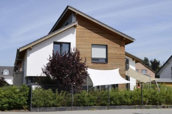 Familiy house with wooden cover panels. (Germany)