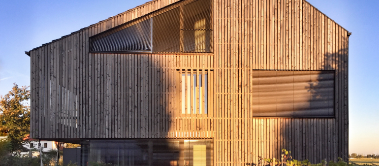 Holzhaus - moderne Fassade mit Holzverschalung