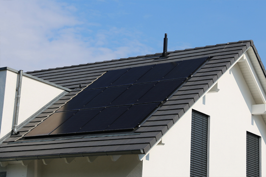 Photovoltaikanlage auf Dach eines Einfamilienhauses