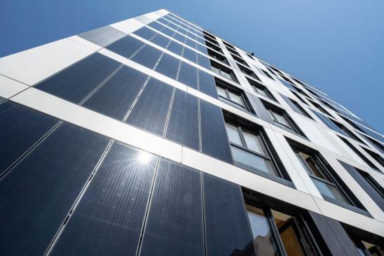 Öko-Fertighäuser: Photovoltaik-Module an einer Fassade