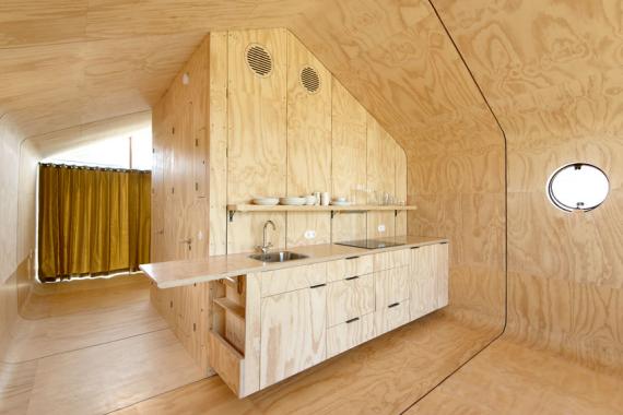 Öko-Fertighäuser: Wikkelhouse von Innen mit Küchenzeile