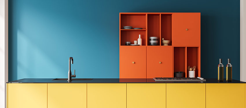 Reduzierte Küchenzeile mit klaren Linien und Farben