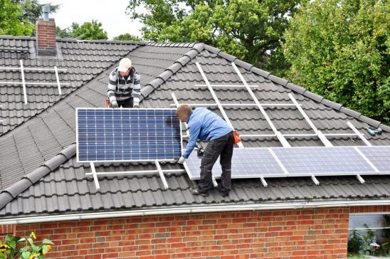 Solarzellen werden auf ein Dach montiert