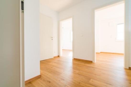 Leere Innenräume mit Holzboden und weißen Wänden