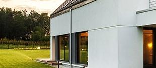 Modernes Einfamilienhaus mit großem Garten in Abendstimmung