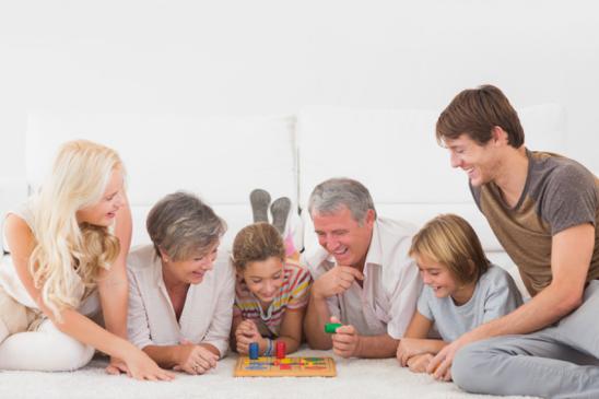 Mehrgenerationenhaus: Familie spiel Gesellschaftsspiel
