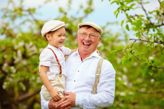 Mehrgenerationenhaus: Großvater mit Enkel auf dem Arm