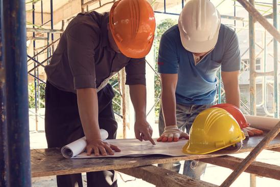 Bauherr und Architekt prüfen Baufortschritt