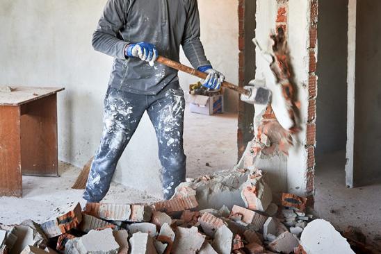 Mann schlägt Wand raus