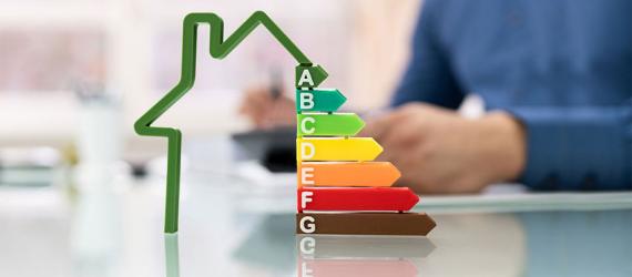 Gebäudeenergiegesetz: Symbolisches Haus mit Energiekennzeichnung