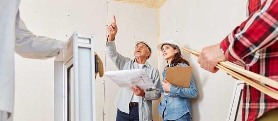 Gebäudemodernisierungsgesetz: Architekt und Bauherrin auf Baustelle