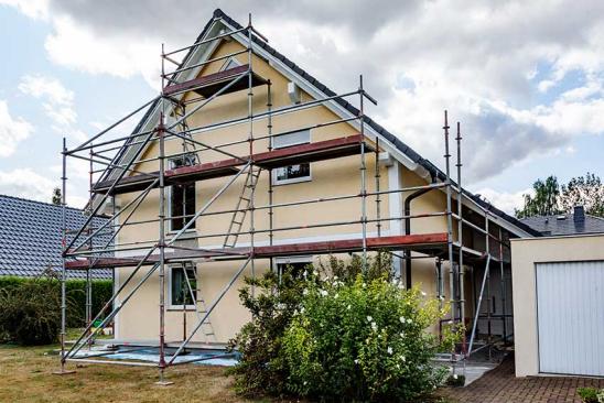 Gebäudemodernisierungsgesetz: Eingerüstetes Einfamilienhaus